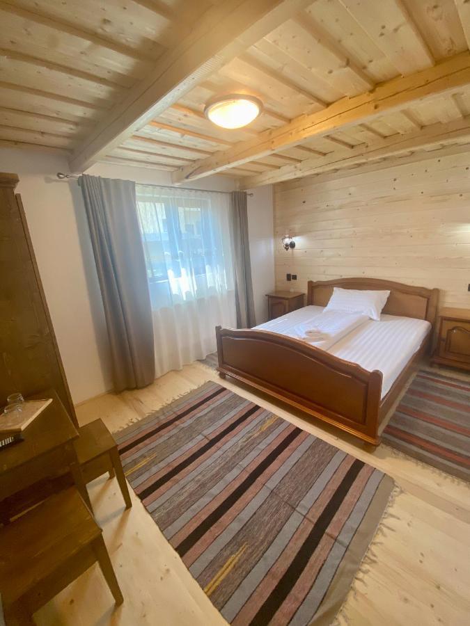 Casuta Din Povesti Hotel Arada Exterior photo